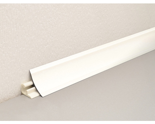 Plinthe en plastique contre un mur