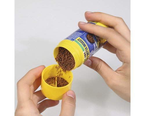 JBL Beta Insect Premium Fischfutter wird in einen gelben Deckel gefüllt