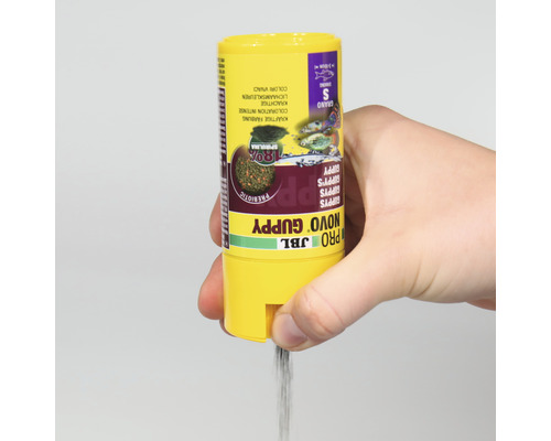 JBL Novo Guppy Fischfutter Dose wird von Hand gehalten und Fischfutter rieselt heraus
