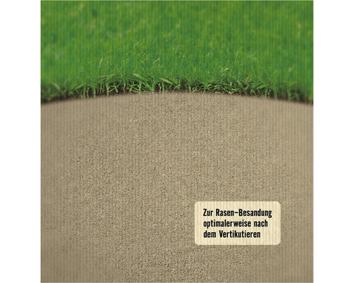 Rasenfläche mit Rasensand nach dem Vertikutieren