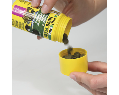 JBL Novo Pleco Futtertabletten für Saugwelse werden in einen gelben Deckel gefüllt.