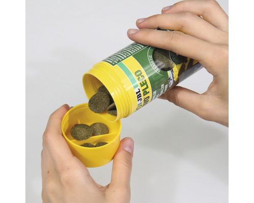JBL Novo Pleco Futtertabletten werden in eine Dosierhilfe gefüllt