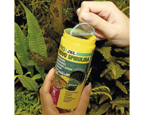 JBL Novo Spirulina Fischfutter Dose wird geöffnet