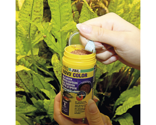 JBL Novo Color Fischfutterdose für alle Fischarten wird geöffnet