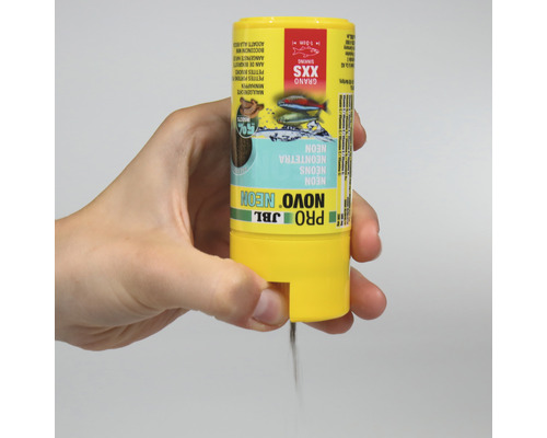 Hand hält Dose JBL Pro Novo Neon Fischfutter