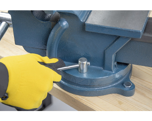 Ein Schraubstock wird mit einem Stift arretiert.