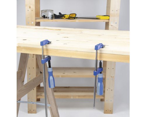 Werkbank mit Schraubzwingen zum Fixieren von Holz