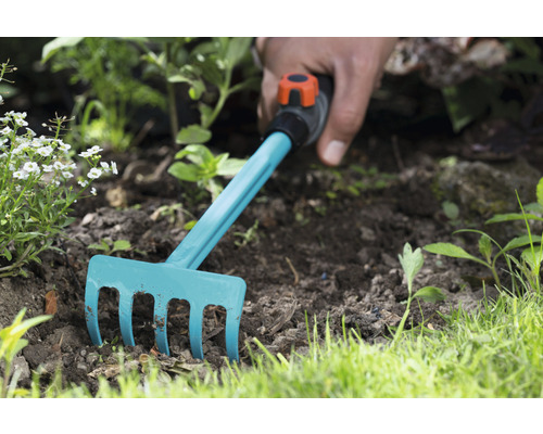 Râteau de jardin utilisé dans un parterre
