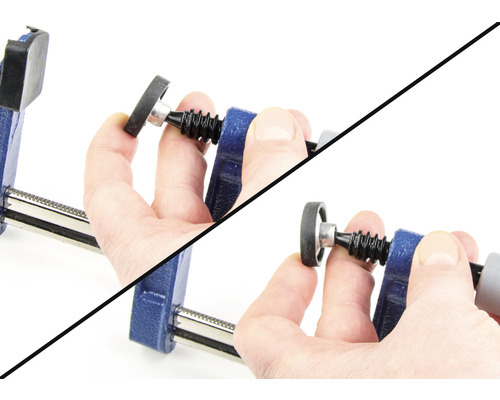 Eine Schraubzwinge wird von einer Hand verstellt.