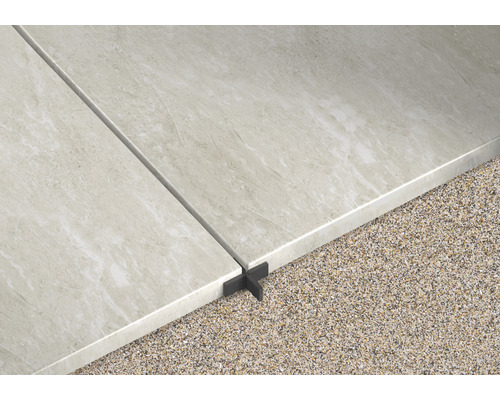 Fliesen mit Fugenkreuz auf Kiesuntergrund