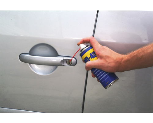 Un aérosol WD-40 est pulvérisé dans une serrure de voiture