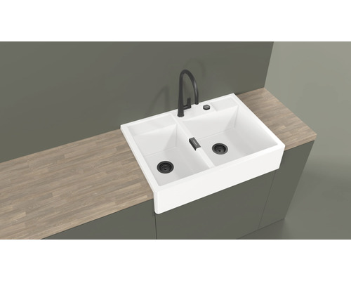 Évier de cuisine avec deux cuves et robinetterie