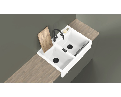 Évier double avec égouttoir, robinetterie et planche à découper sur un plan de travail de cuisine