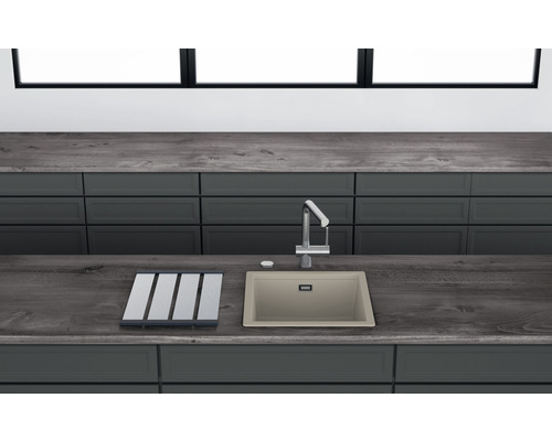 Évier avec égouttoir et robinet sur un comptoir de cuisine