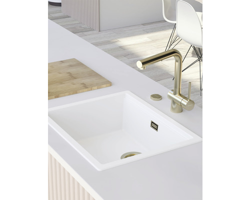 Küchenspüle mit Armatur und Schneidebrett auf einer Küchentheke