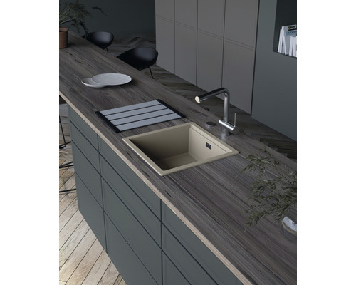 Spüle in einer modernen Küche mit Holzarbeitsplatte und Spültischarmatur.