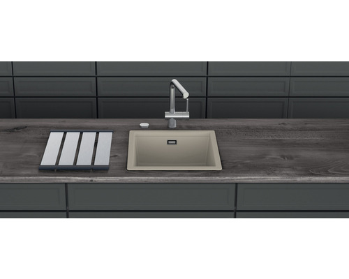 Küchenspüle mit Abtropffläche und Armatur auf einer Arbeitsplatte