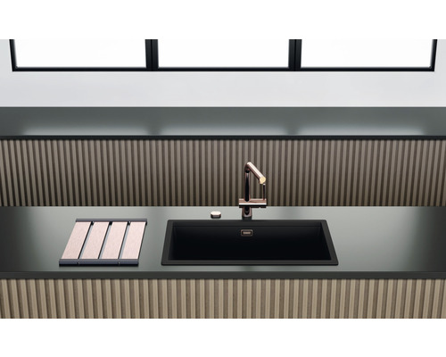 Küchenszene mit Spüle, Armatur und Schneidebrett