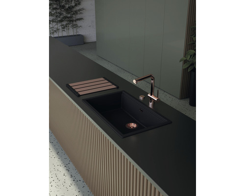 Spüle mit Abtropfschale und Armatur auf Küchentheke