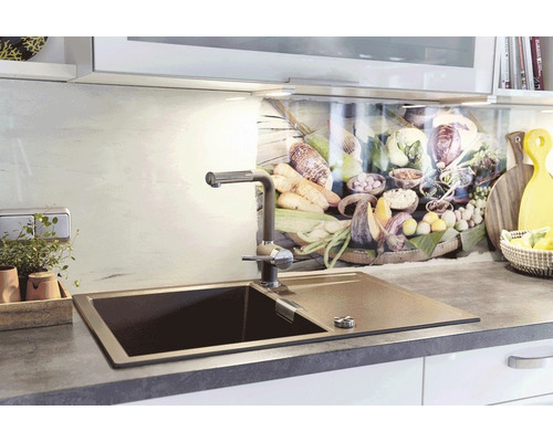 Évier de cuisine avec robinet dans une cuisine lumineuse