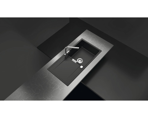 Évier avec égouttoir et robinet sur un plan de travail