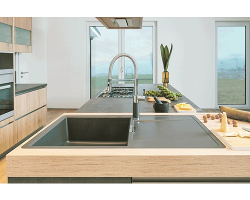 Moderne Küche mit Spüle, Armatur und Kochfeld in einer Kücheninsel.