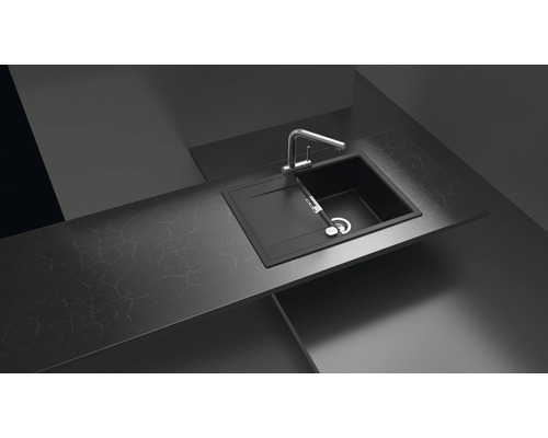 Évier noir avec égouttoir et robinet sur plan de travail