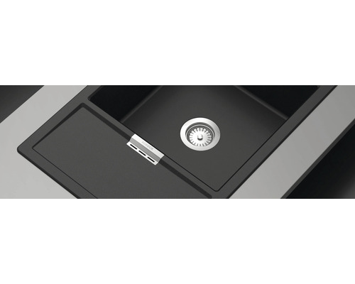 Spüle aus Stein mit Siebkorbventil und Schock Logo