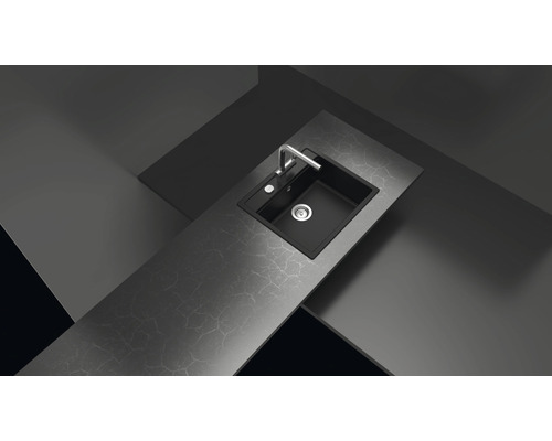 Évier de cuisine noir avec robinet sur plan de travail