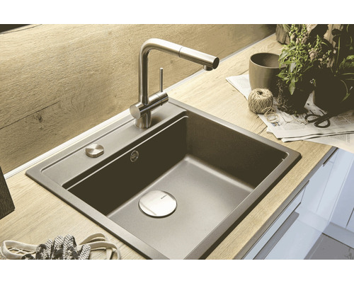 Évier avec robinet sur un plan de travail