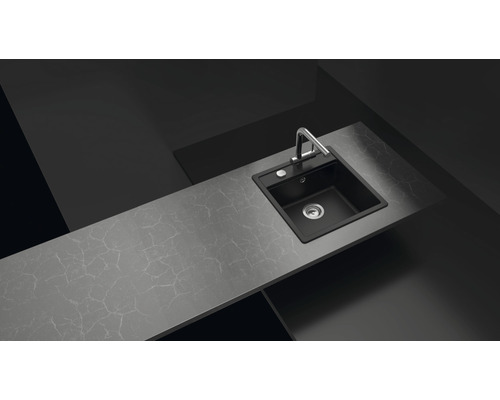 Évier de cuisine noir avec robinet sur un plan de travail