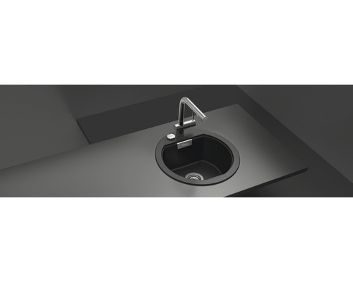 Évier de cuisine avec robinet sur un plan de travail