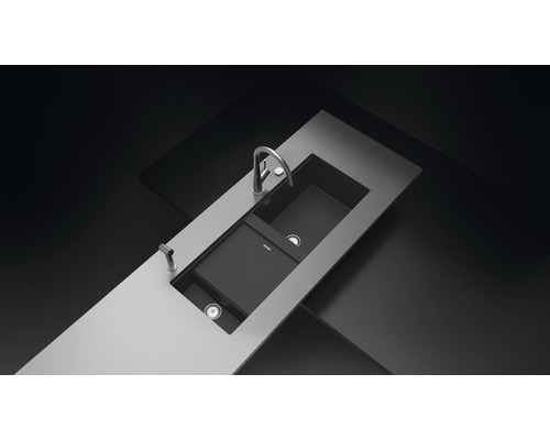 Küchenspüle mit zwei Becken und Abtropffläche auf einer Kücheninsel