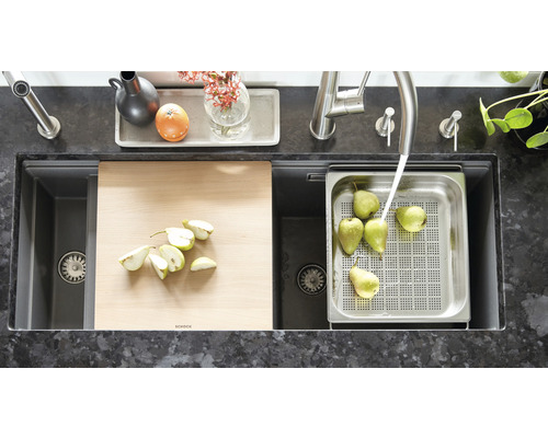 Évier de cuisine avec planche à découper, égouttoir et robinet
