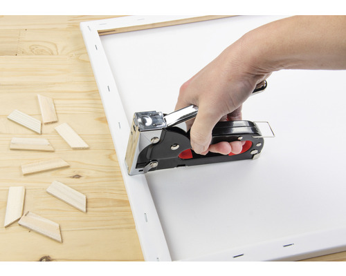 Leinwand mit Spannzange und Holzkeilen