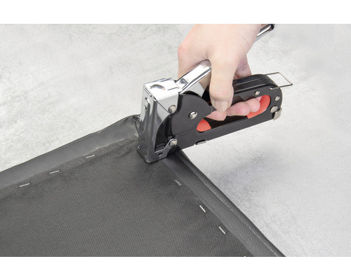 Handhabung eines Tackergeräts zum Befestigen von Stoff