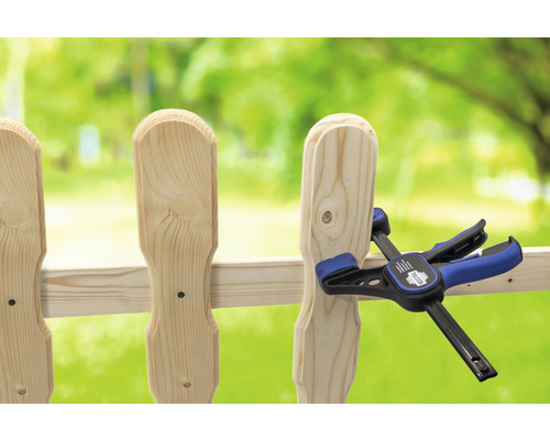 Clôture en bois fixée avec une serre-joint à une main