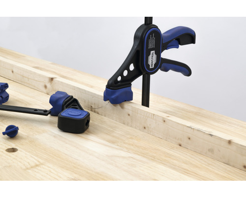 Établi avec serre-joints à action rapide pour fixer le bois