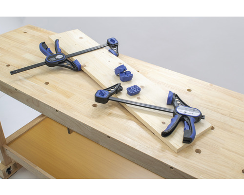 Werkbank mit Holzbrett fixiert mit Schnellspannzwingen