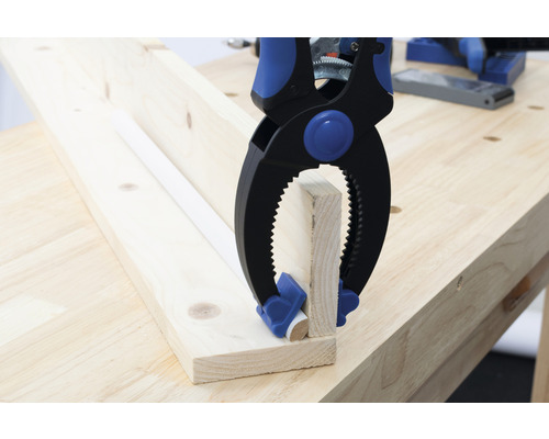 Pièce fixée avec une serre-joint à une main