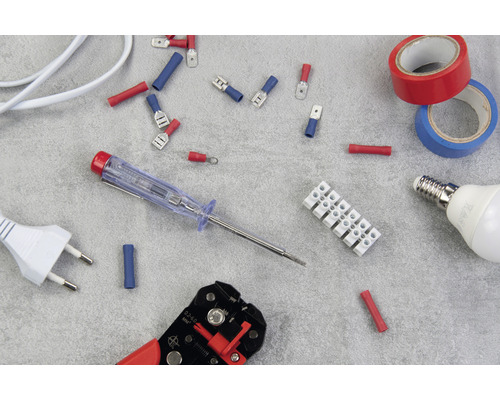 Divers matériels d''installation électrique, dont des embouts de câbles, un bornier, du ruban isolant, une ampoule, un testeur de phase, une pince à dénuder et une fiche.