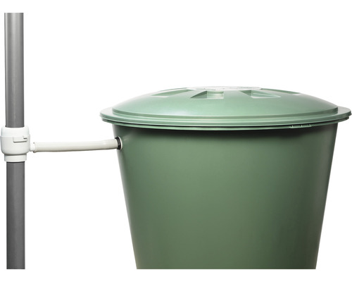 Regentonne mit Deckel und Regensammler am Fallrohr