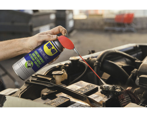 WD-40 Kontaktspray im Einsatz am Auto