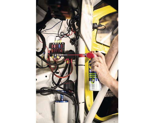 Anwendung von Kontaktspray im Fahrzeuginnenraum zur Wartung elektrischer Komponenten