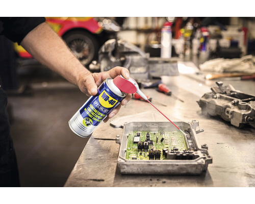 WD-40 Spezialist Kontaktspray im Einsatz zur Reinigung elektronischer Bauteile