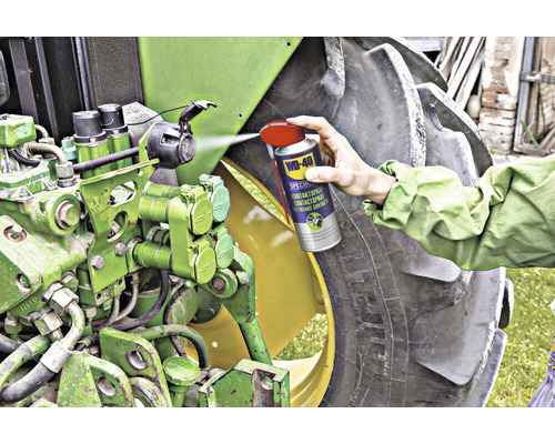 Anwendung von WD-40 Kontaktspray an einem Traktor zur Reinigung elektrischer Kontakte