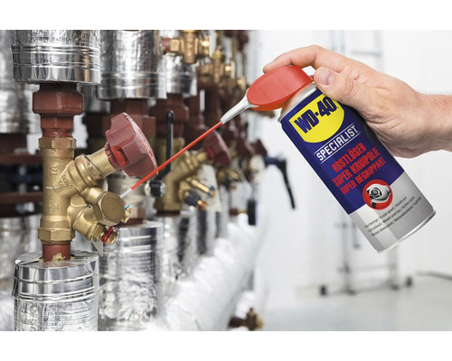 Anwendung von WD-40 Rostlöser Super Kriechöl auf einem Metallventil.