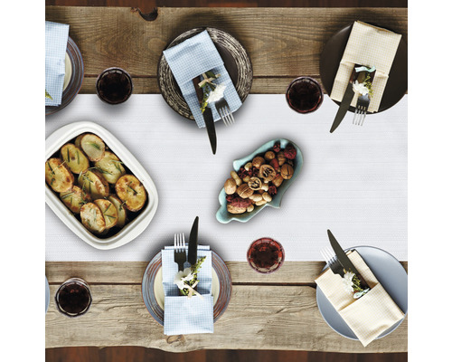 Table dressée avec vaisselle, couverts et plats