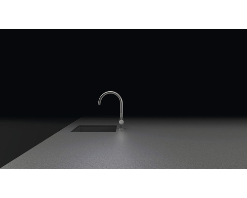 Küchenarmatur auf Arbeitsplatte mit Spüle