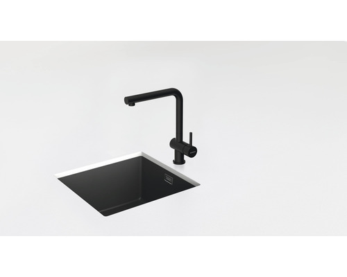 Schwarze Küchenarmatur neben schwarzem Spülbecken